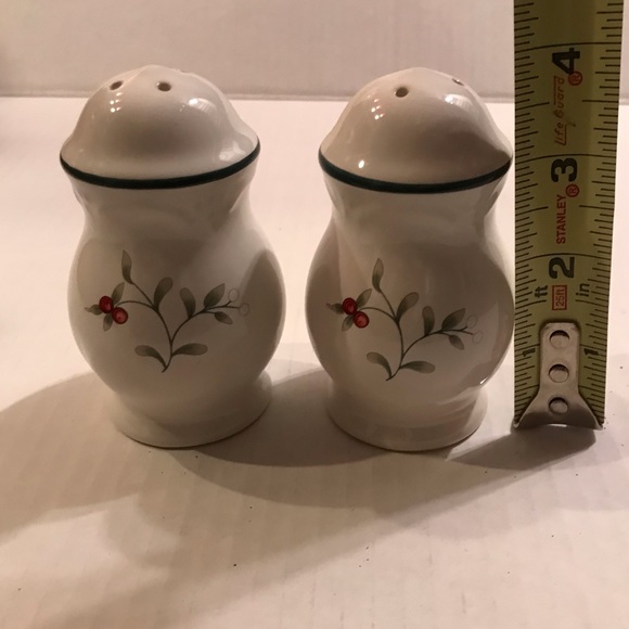 Pfaltzgraff “Winterberry” Salt & Pepper Shaker Set 3 3/4” Tall Never Used - Picture 8 of 8